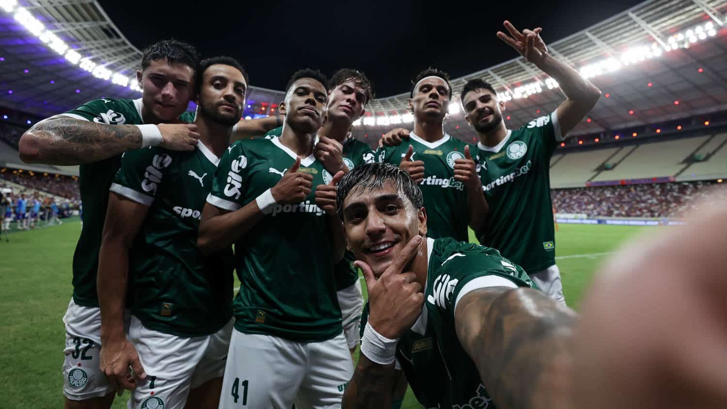 Jogadores do Palmeiras comemorando gol contra o Fortaleza