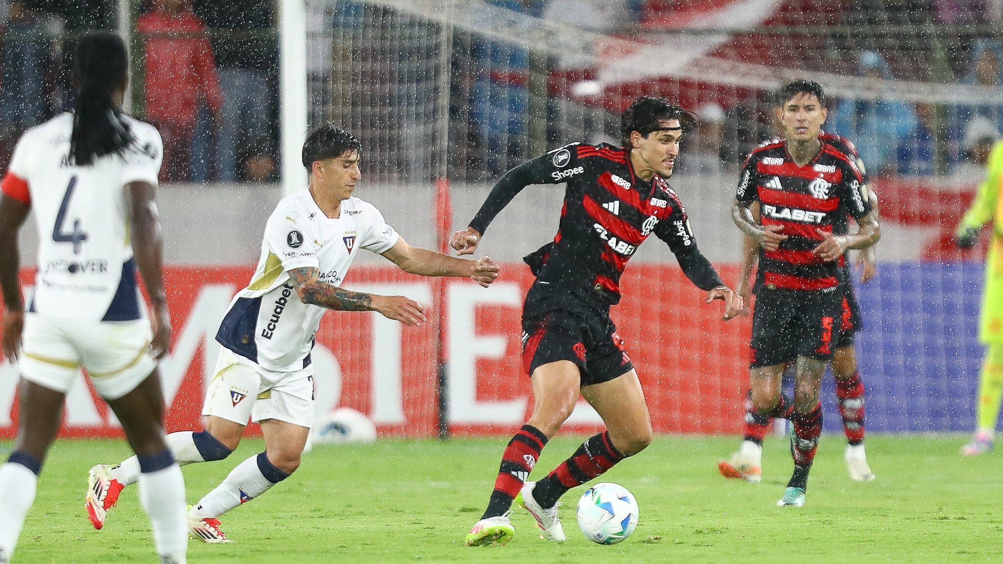 Pedro domina a bola no empate do Flamengo com a LDU