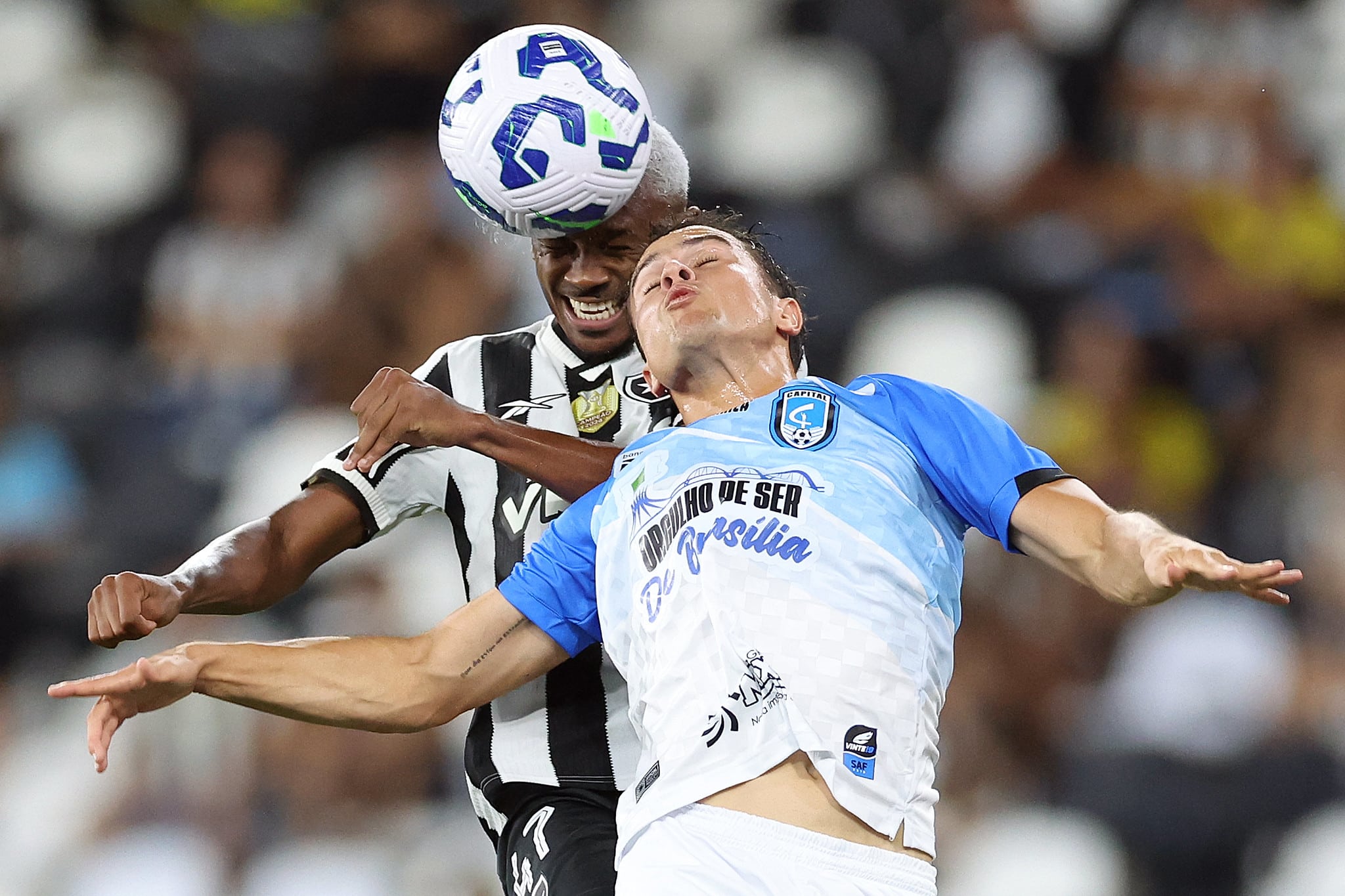 Disputa de bola entre jogadores do Capital e Botafogo