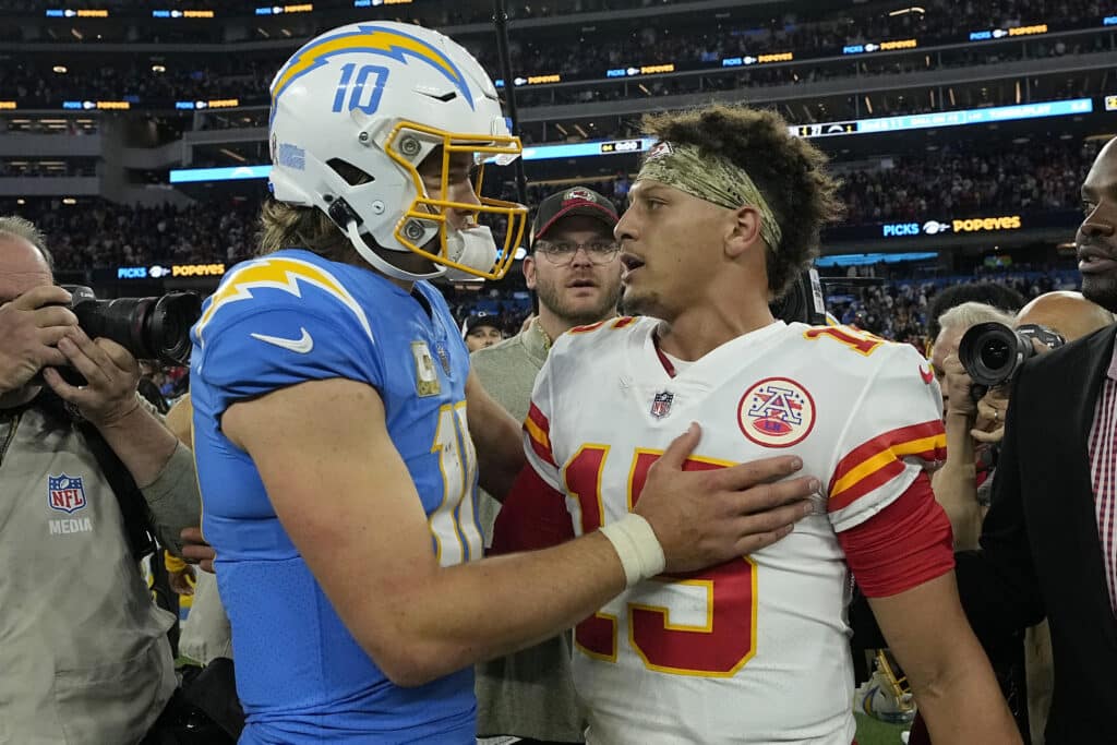 Justin Herbert e Patrick Mahomes em jogo do Chargers e Chiefs