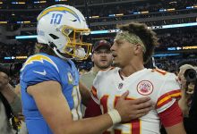 Justin Herbert e Patrick Mahomes em jogo do Chargers e Chiefs