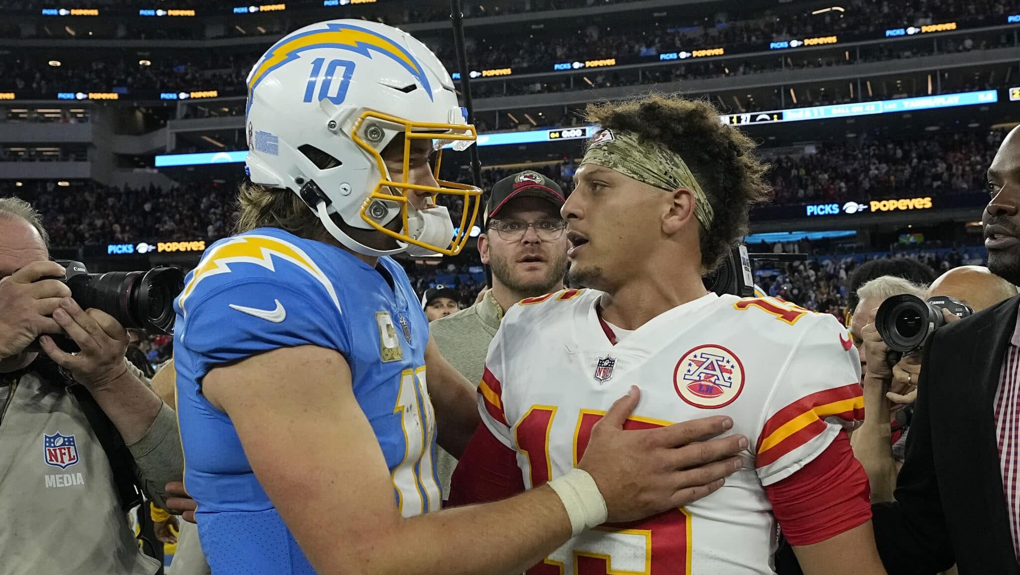 Justin Herbert e Patrick Mahomes em jogo do Chargers e Chiefs
