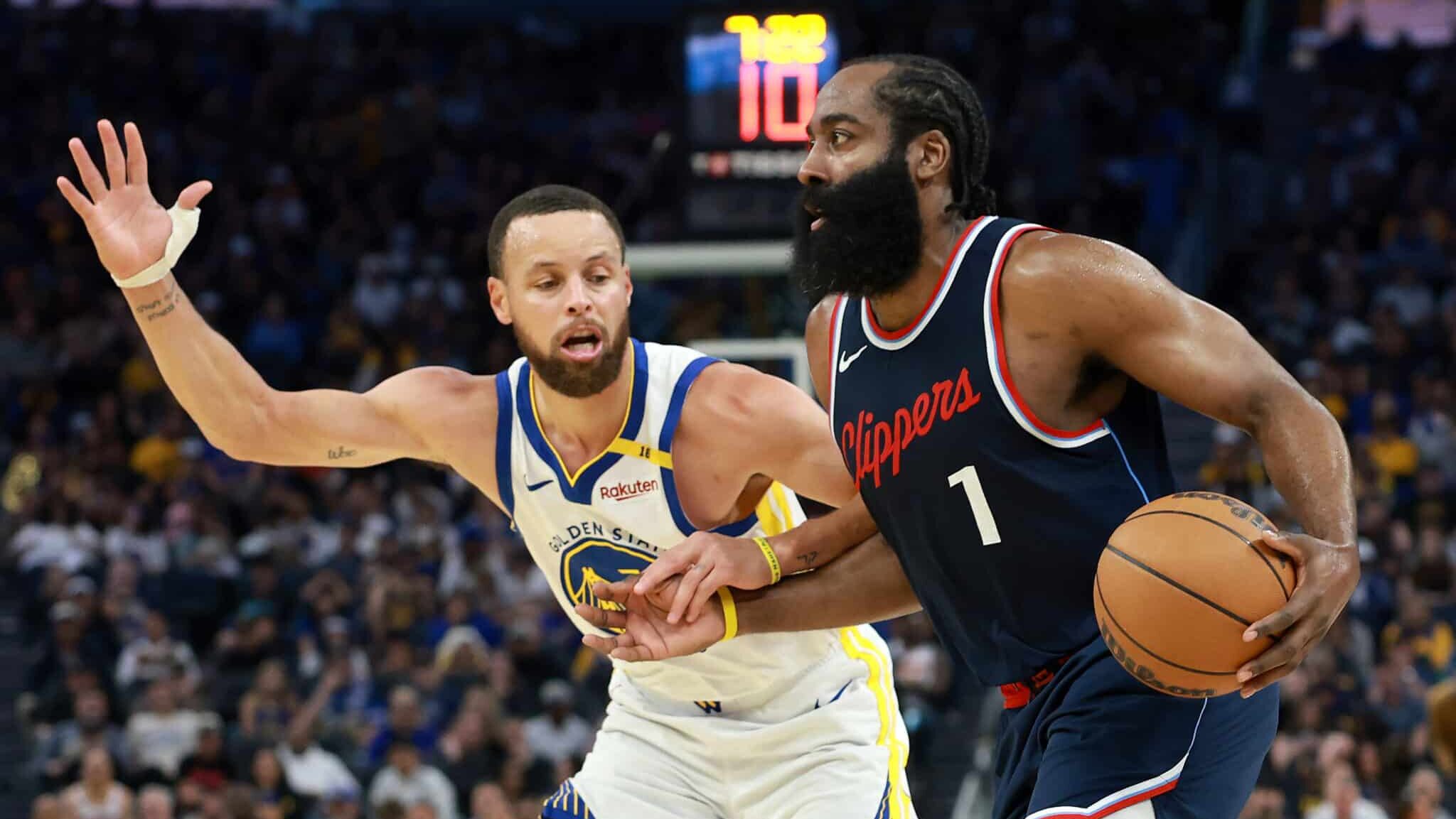 Stephen Curry e James Harden em jogo da NBA