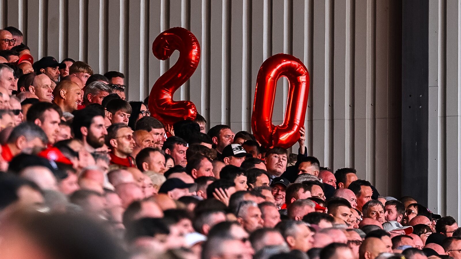 Torcida do Liverpool comemora o 20º título inglês
