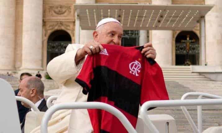 Papa com a camisa do Flamengo