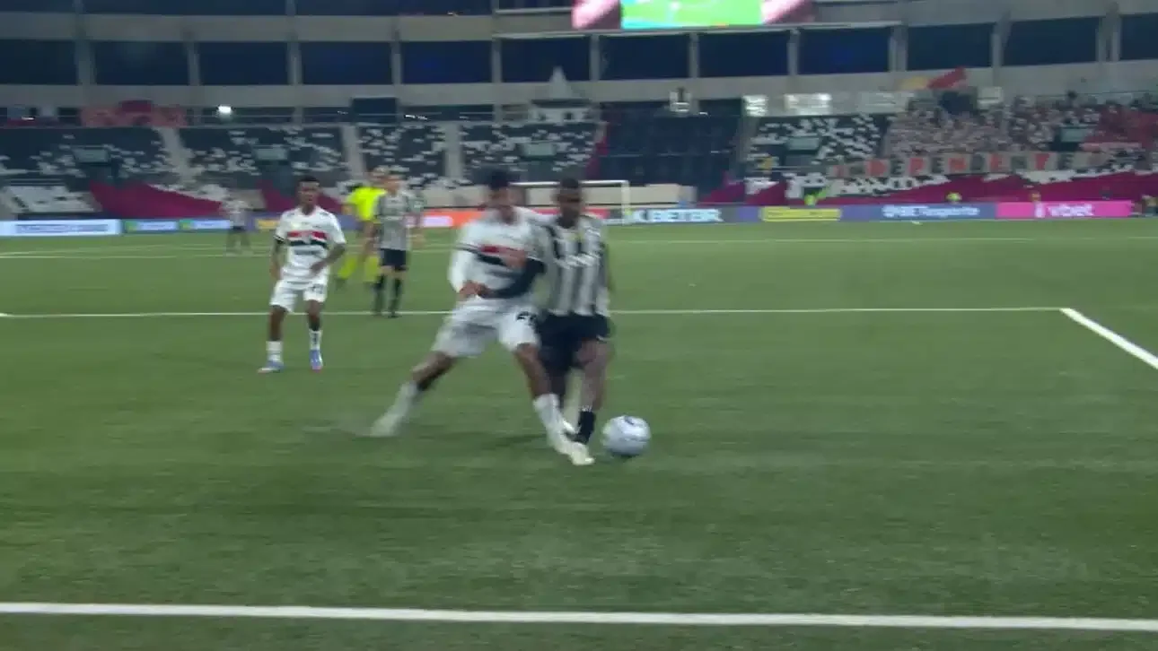 Cuiabano em lance de suposto pênalti