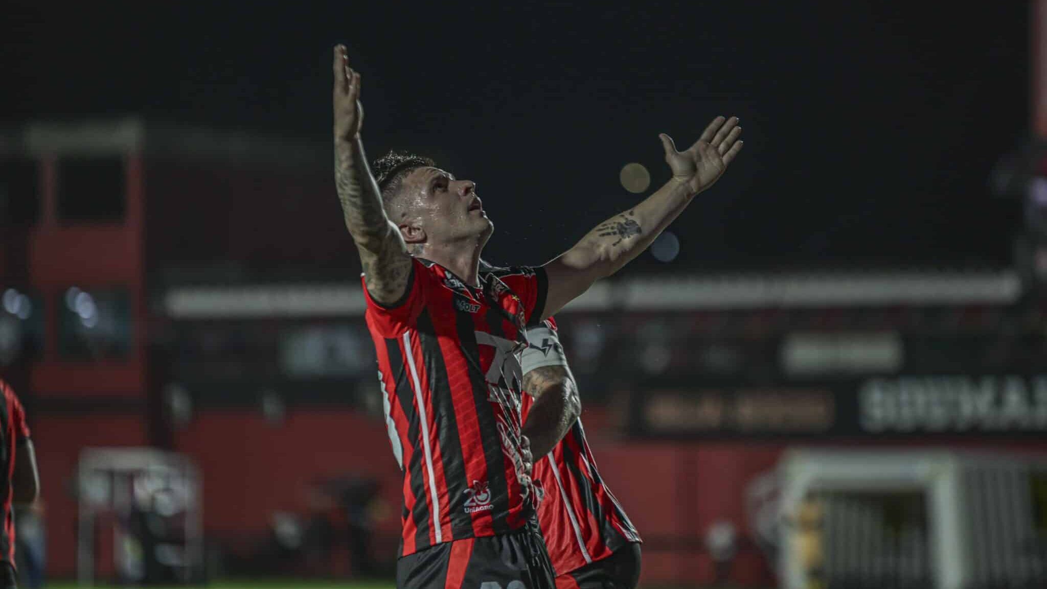 Renato Kayzer comemorando gol do Vitória contra o Vasco