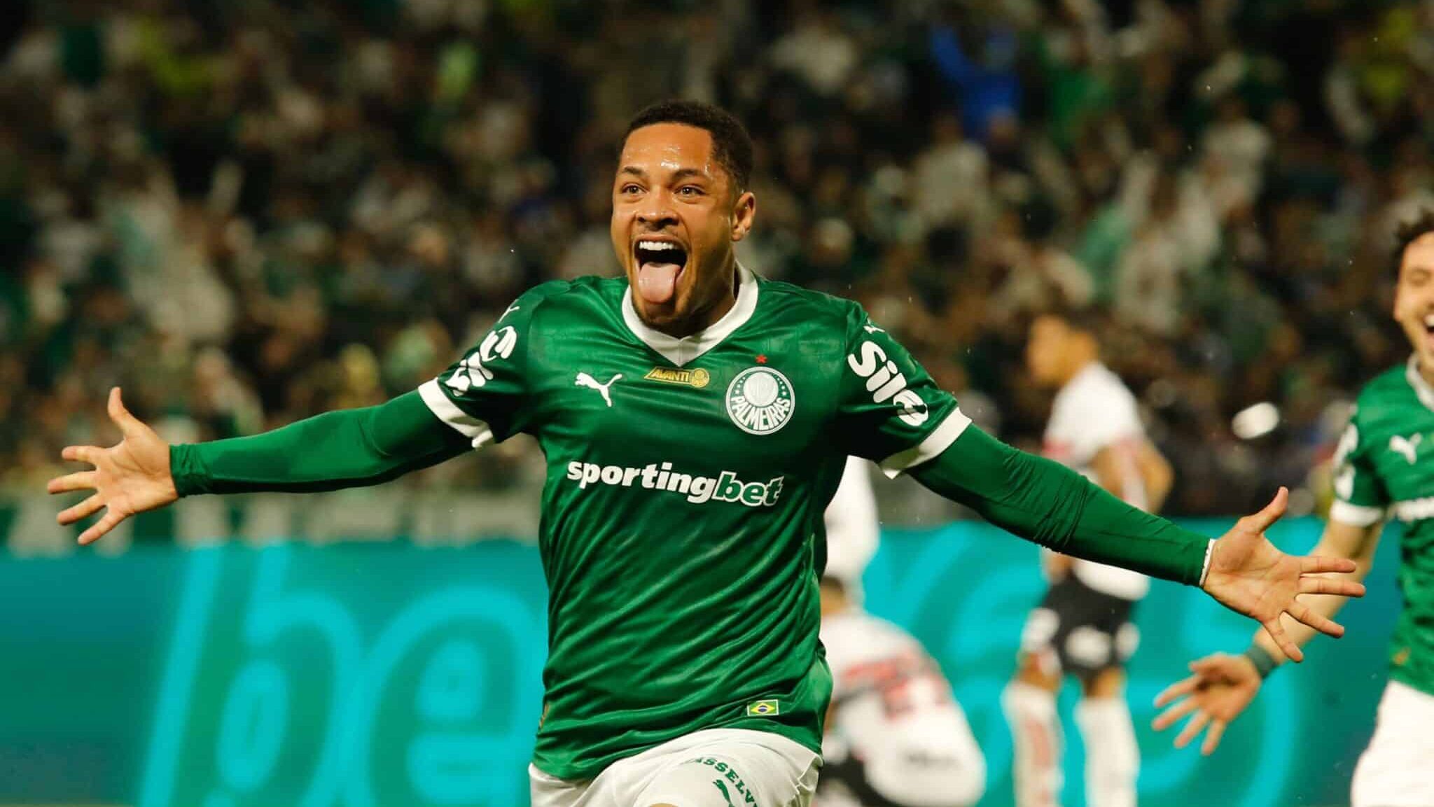 Vitor Roque comemorando gol contra o São Paulo