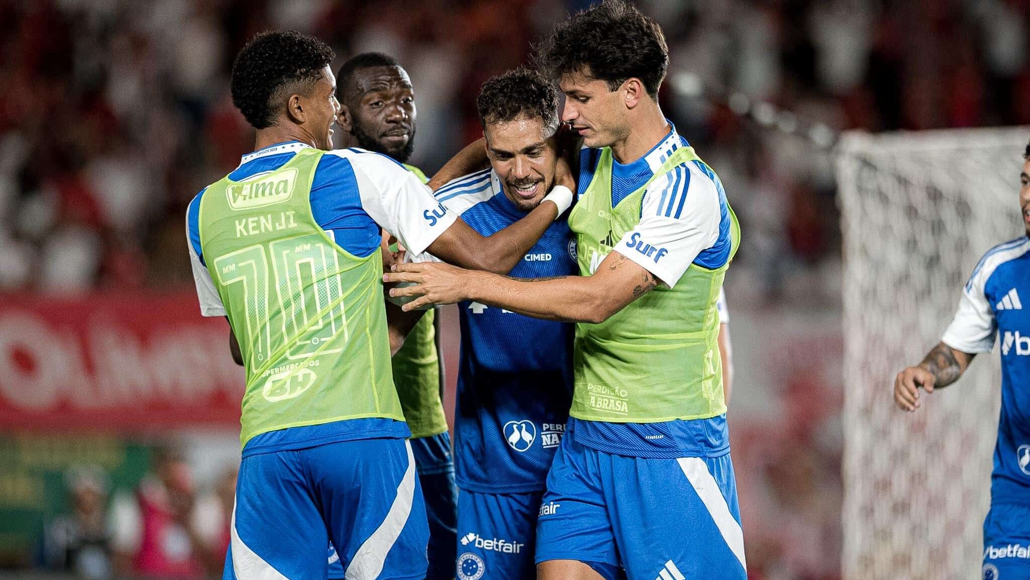 Eduardo sendo abraçado após gol