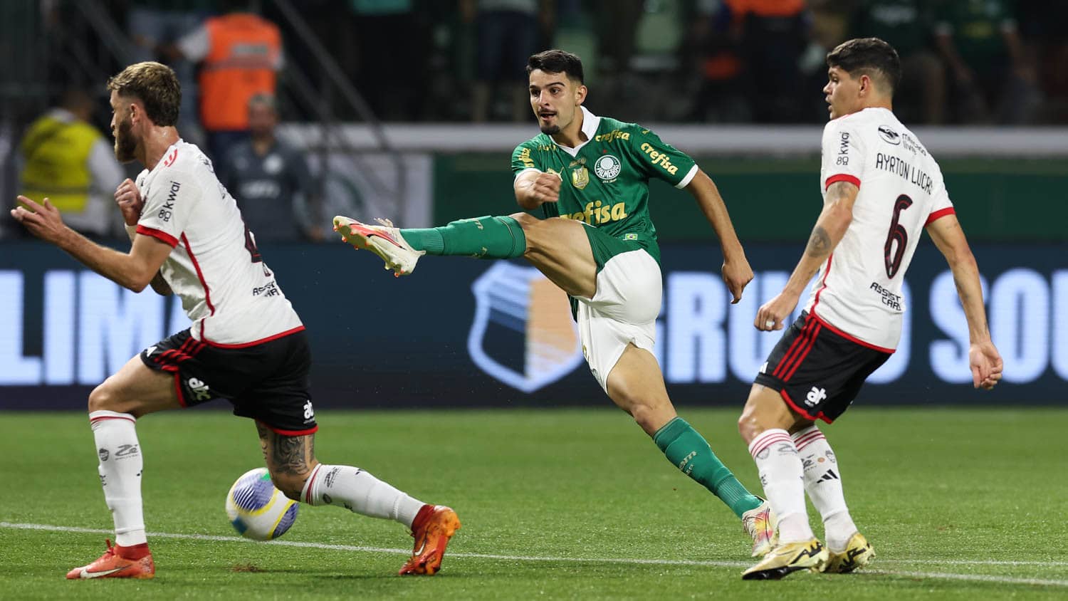 Flaco López, do Palmeiras, finalizando contra o Flamengo