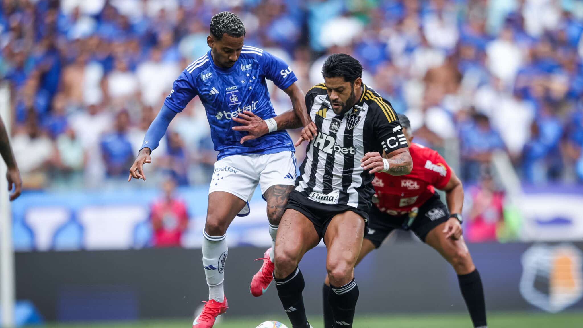 Hulk, do Atlético-MG, e Matheus Pereira, do Cruzeiro, em disputa de bola