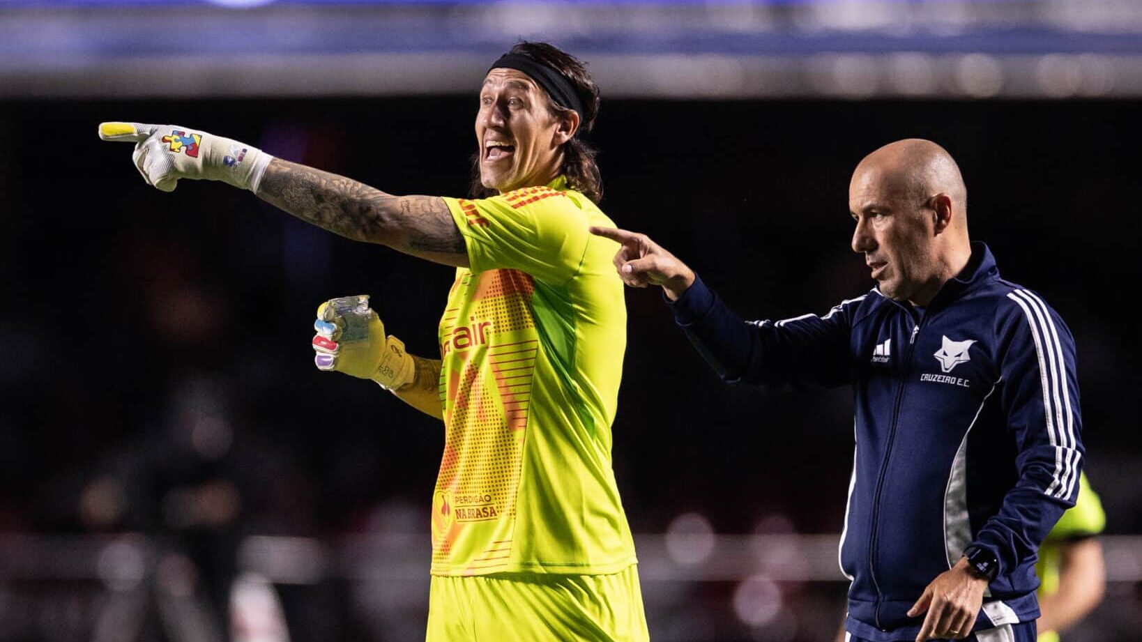 Cássio conversando com Leonardo Jardim
