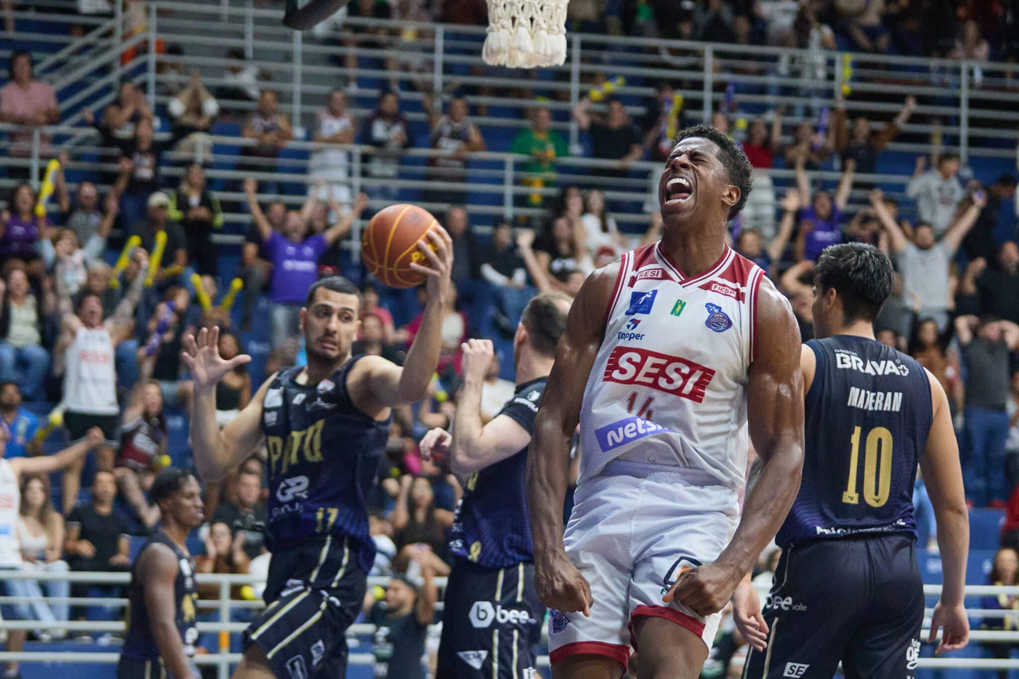 Georginho de Paula vibra em jogo contra Pato no NBB