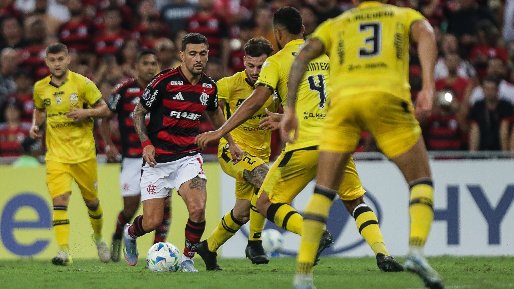 Arrascaeta contra o Táchira pela Libertadores
