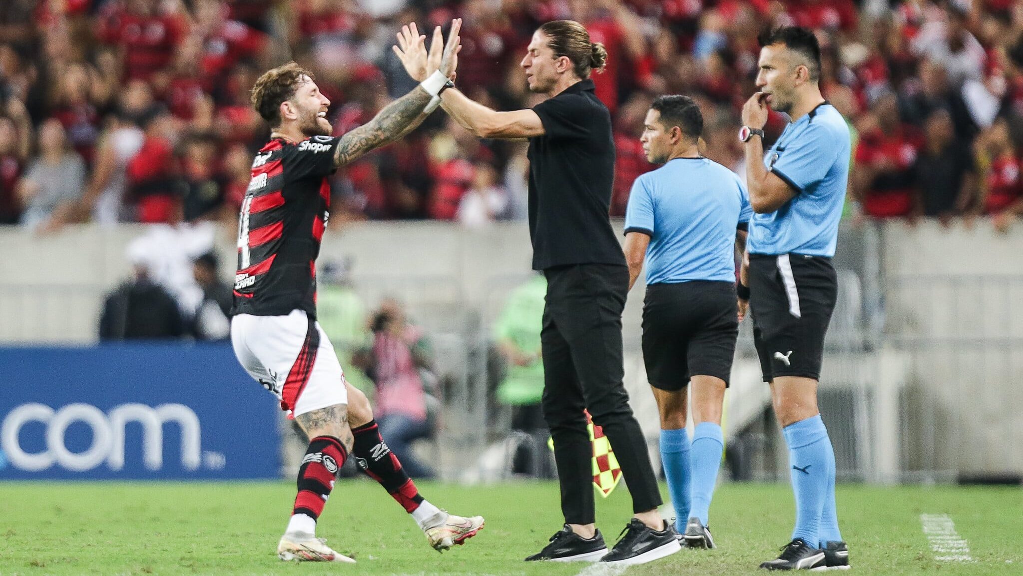 Léo Pereira na comemoração do gol