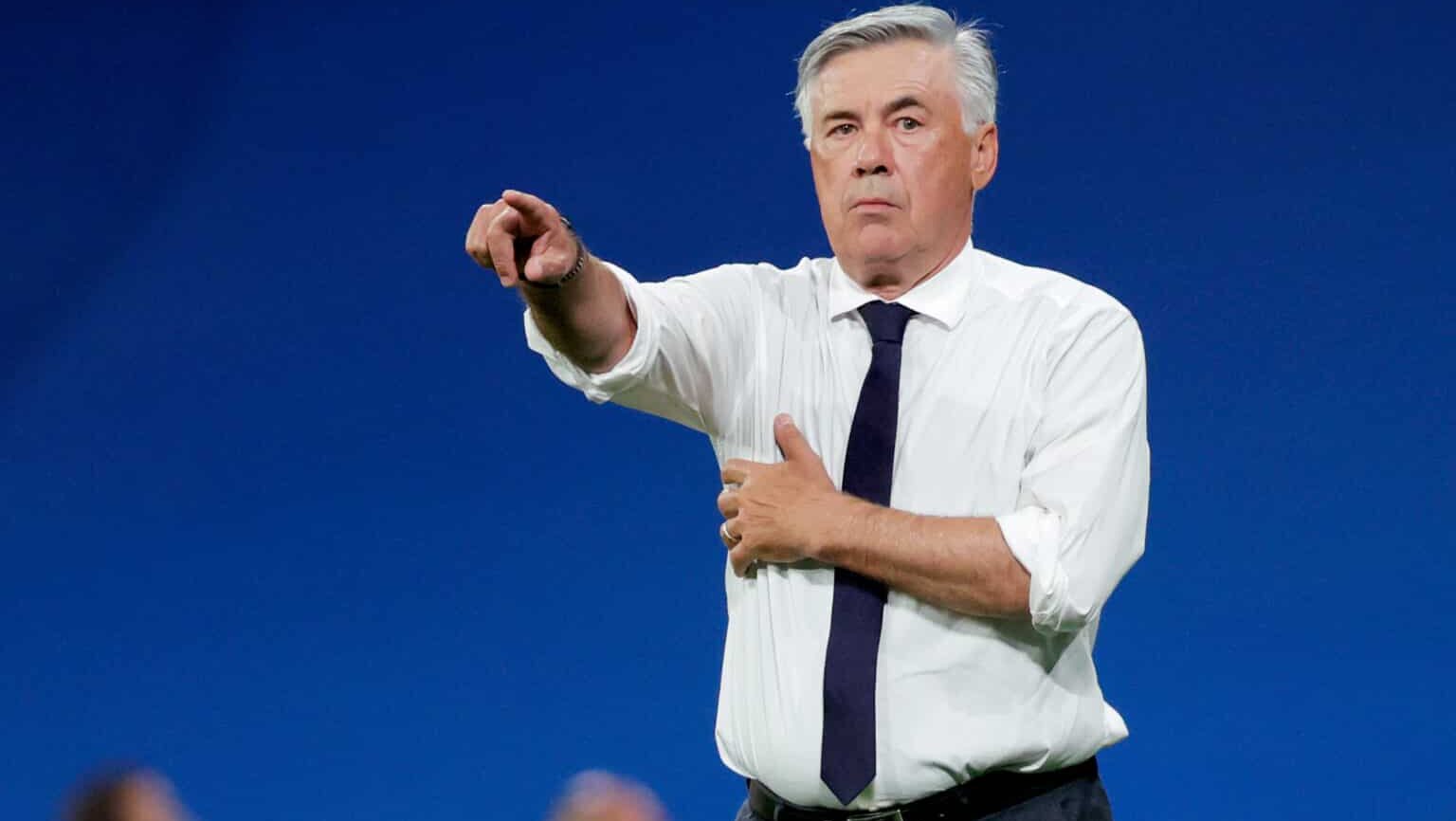 Técnico Carlo Ancelotti aponta o braço direito para a frente