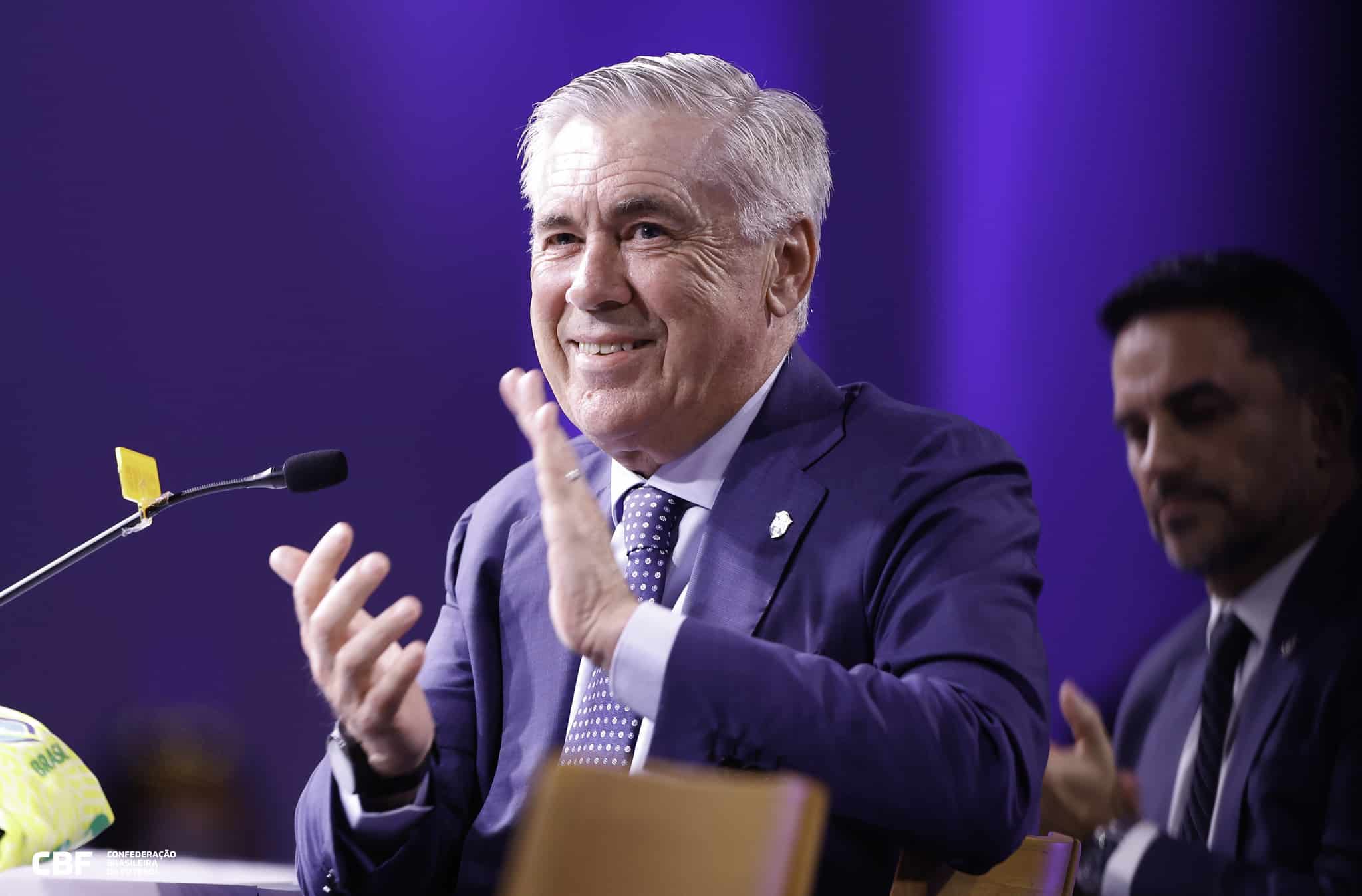 Carlo Ancelotti aplaude