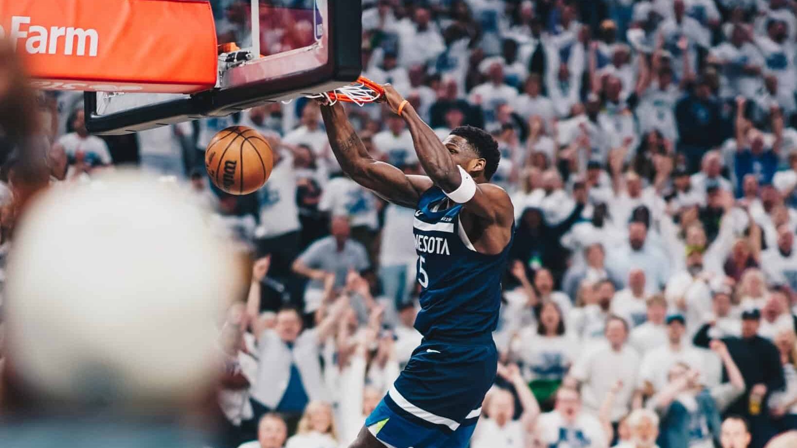 Anthony Edwards pendurado no aro após enterrada