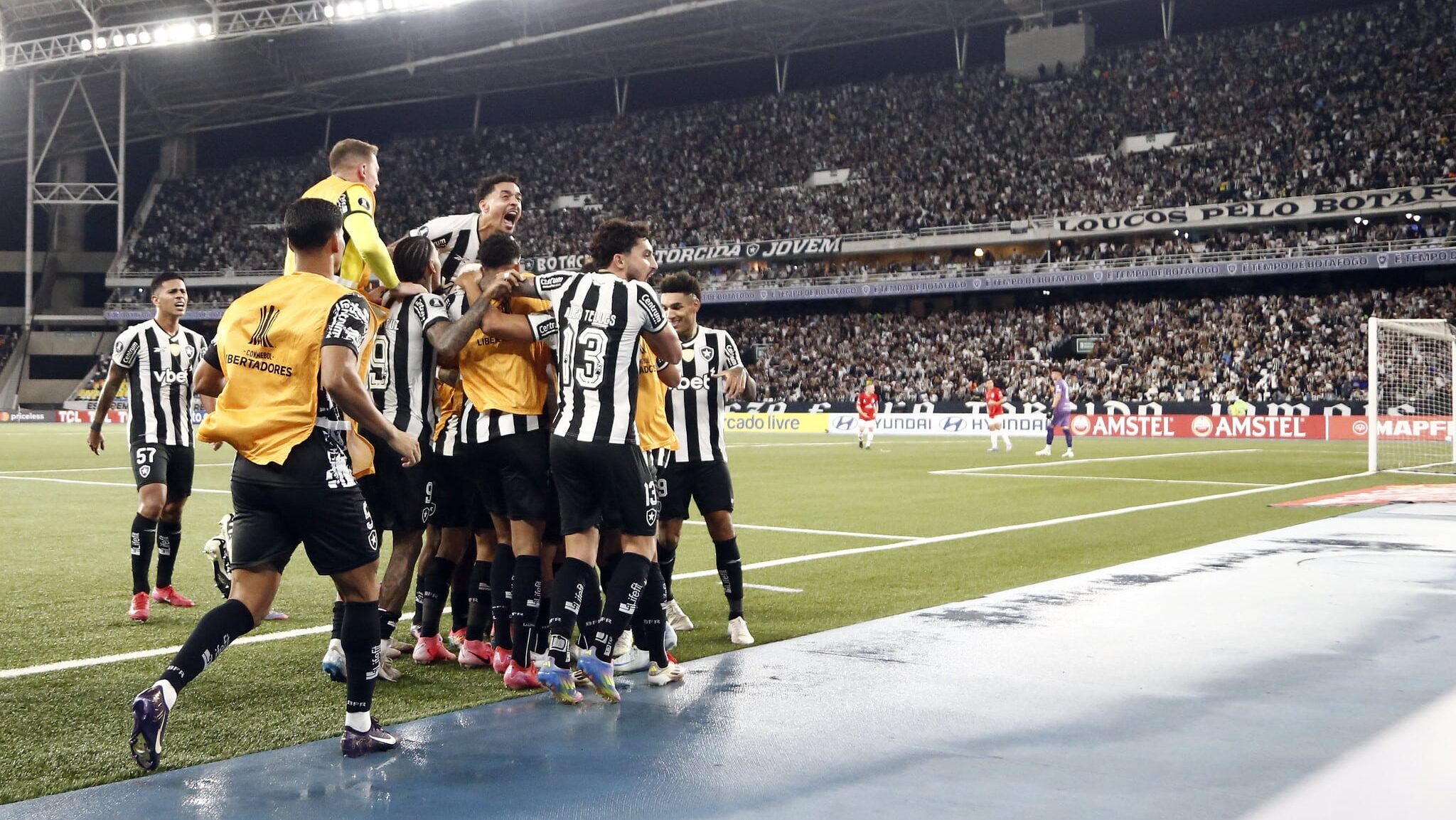 Jogadores do Botafogo comemoram gol sobre o Estudiantes