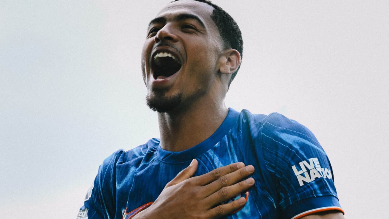 Colwill com a mão direita no peito, comemorando gol