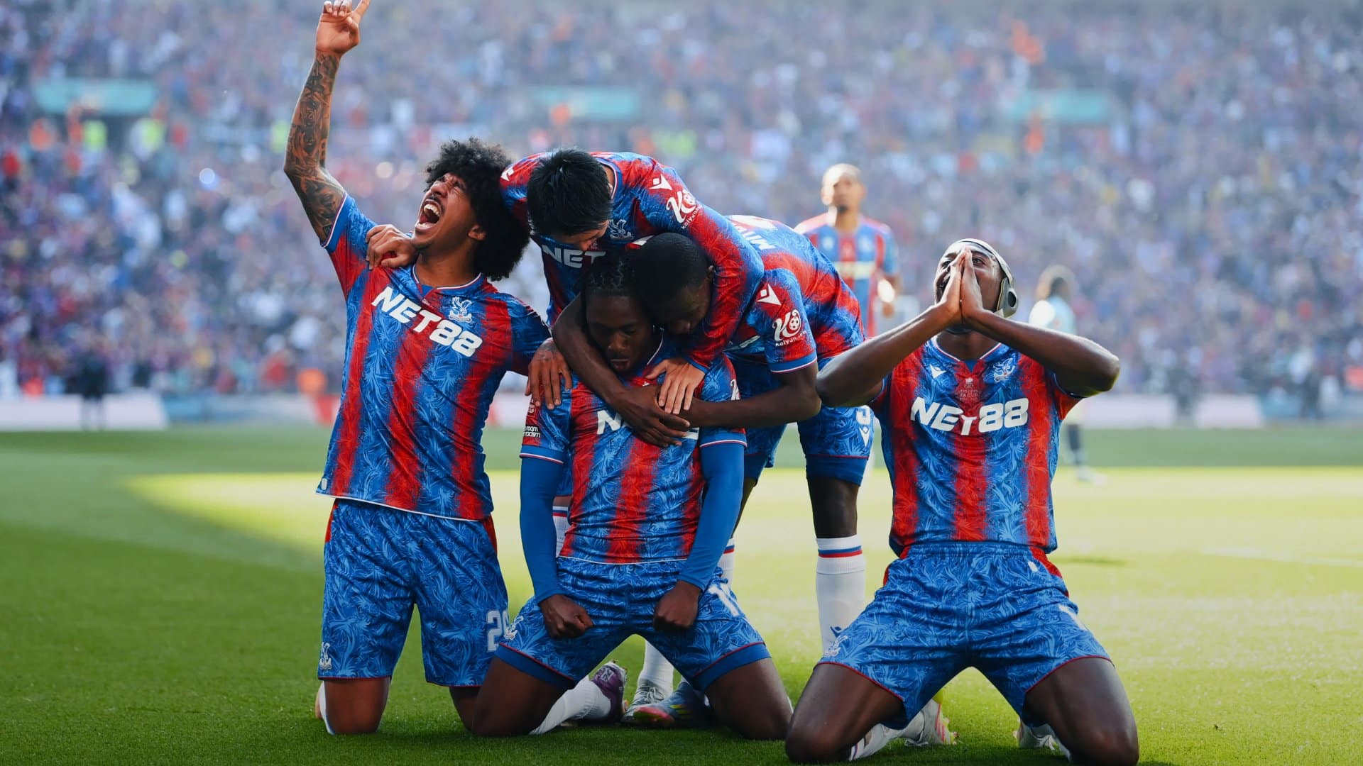 Jogadores do Crystal Palace comemoram o gol
