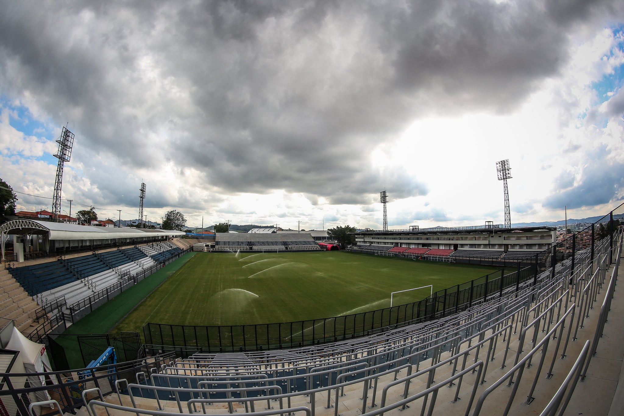 Imagem das arquibancadas vazias e gramado vazio do Estádio Cícero de Souza Marques