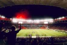 Estádio Maracanã com muitos torcedores para o jogo do Flamengo