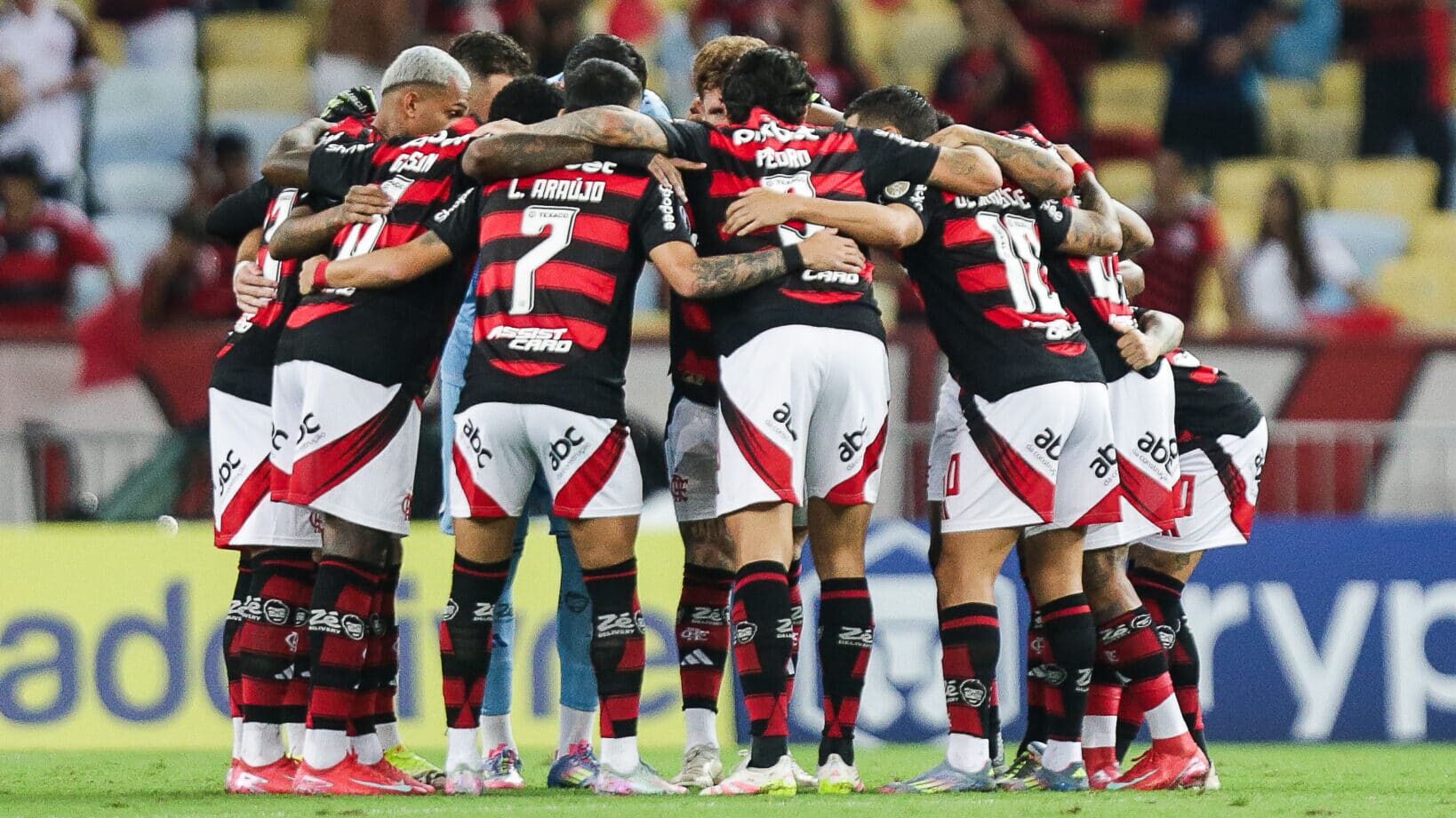 Jogadores do Flamengo abraçados no meio do campo