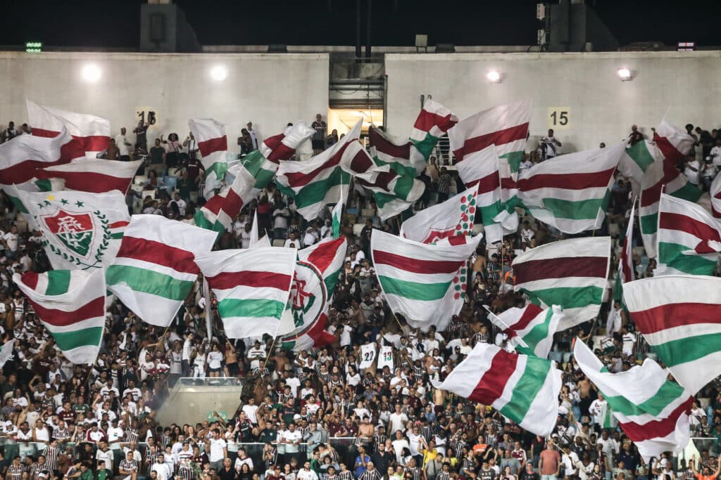 Torcedores do Fluminense com bandeiras na arquibancada do Maracanã