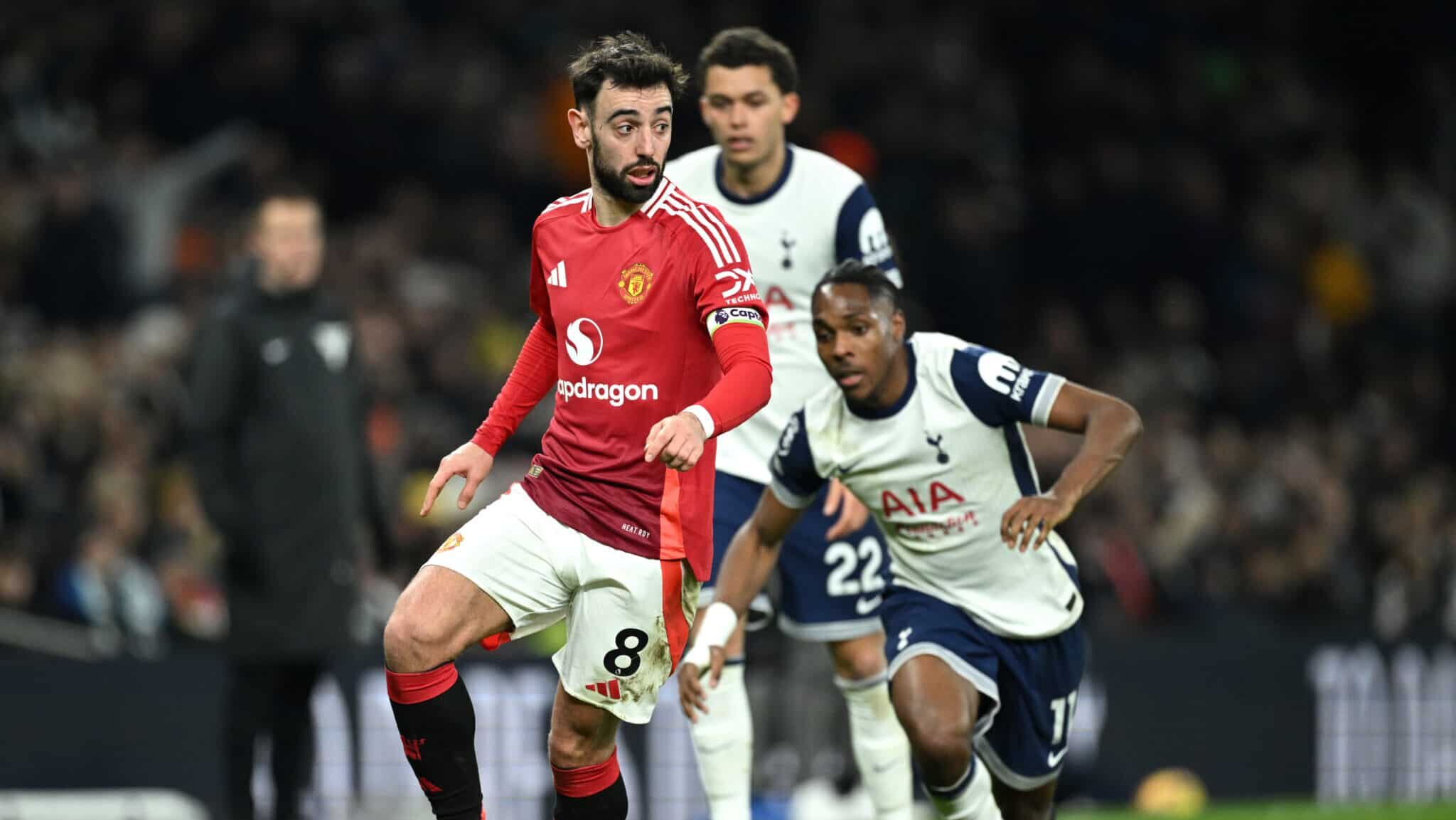 Bruno Fernandes e Udogie em campo por Manchester United e Tottenham