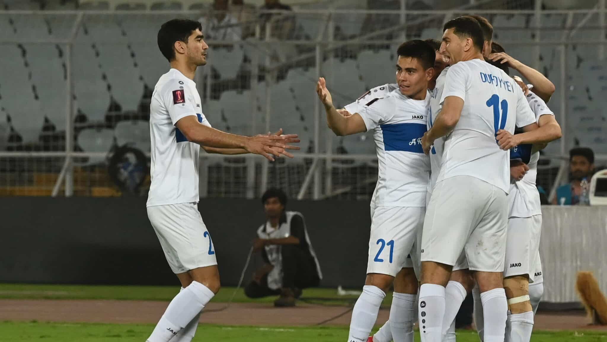 Jogadores do Arkadag comemoram gol sobre o East Bengal