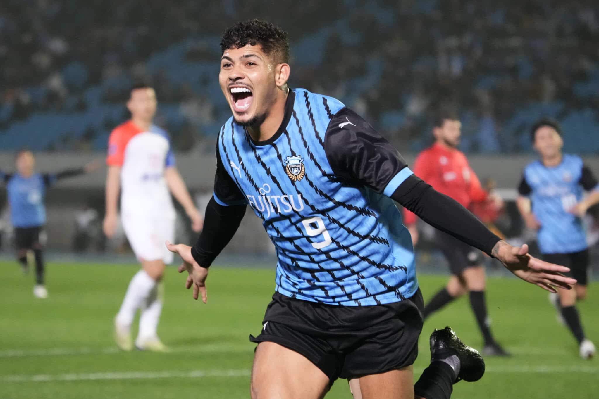 Erison comemora gol pelo Kawasaki Frontale