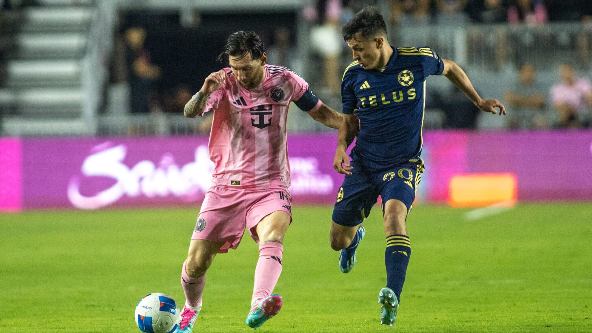 Messi em disputa de bola no jogo entre Inter Miami e Vancouver Whitecaps