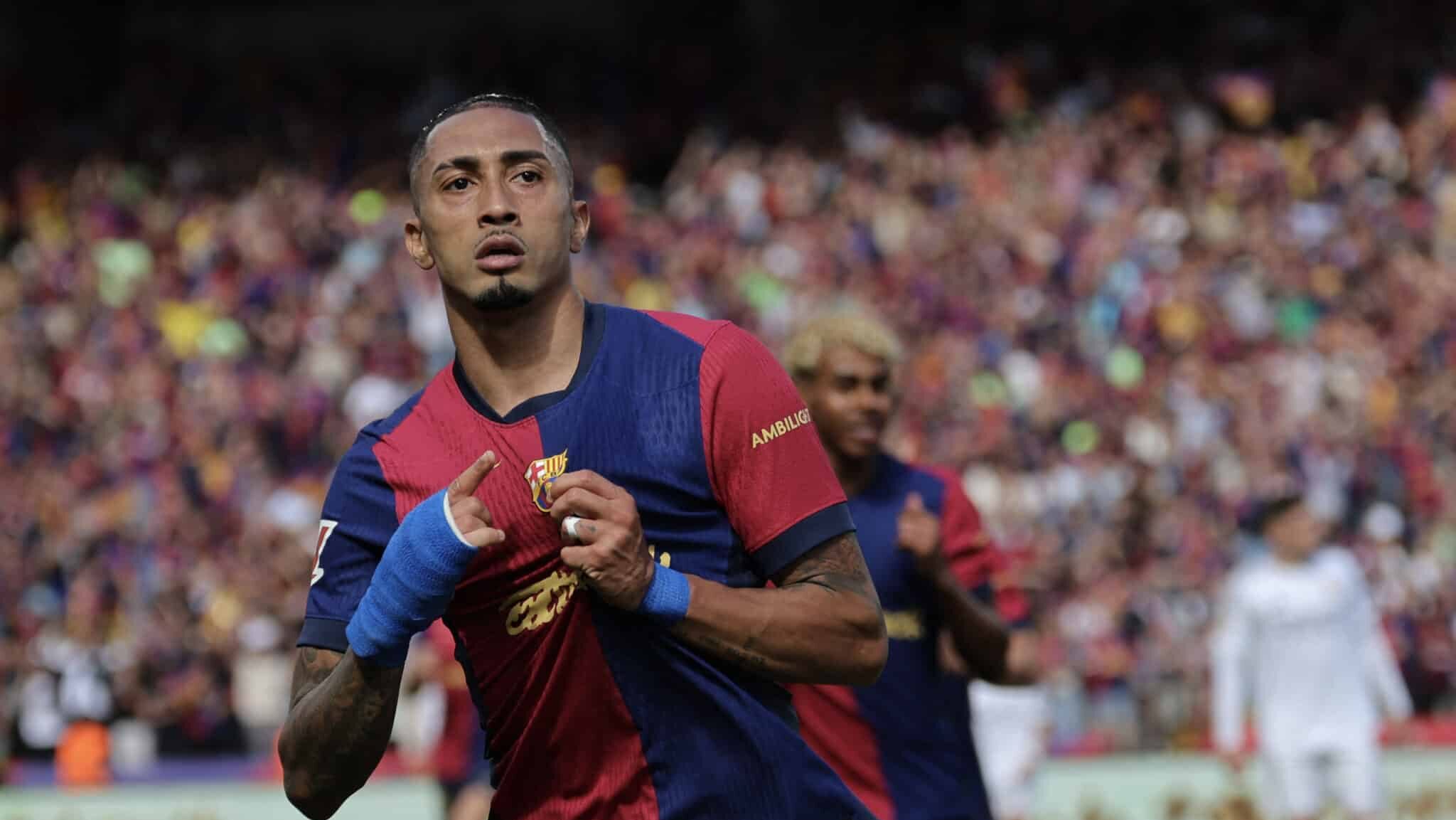 Raphinha comemora um de seus gols na vitória do Barcelona sobre o Real Madrid