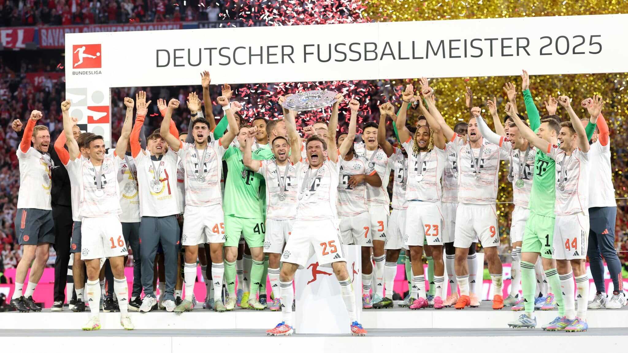 Thomas Müller com o título de Bundesliga do Bayern de Munique