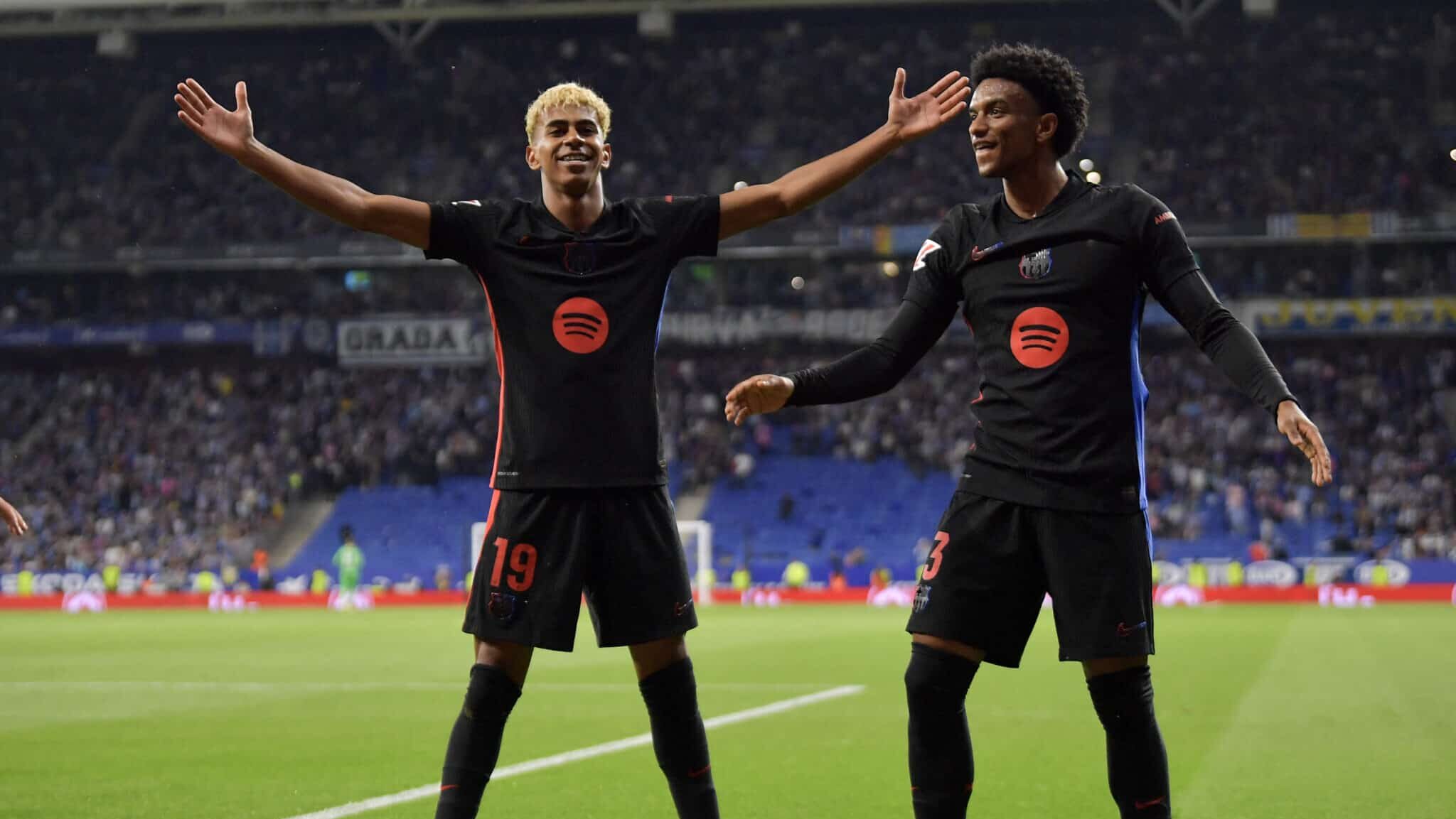 Lamine Yamal comemorando gol do título do Barcelona em La Liga