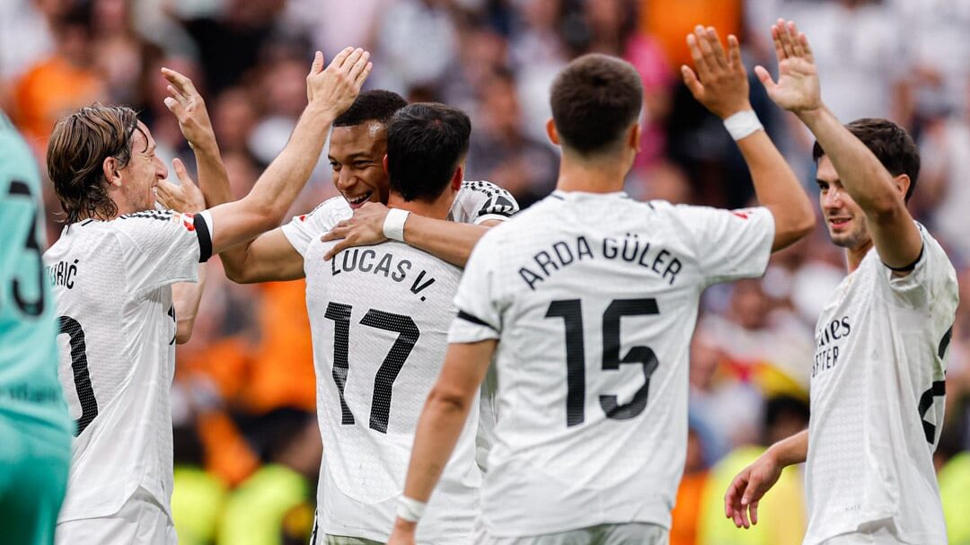 Jogadores do Real Madrid comemorando o gol de Mbappé