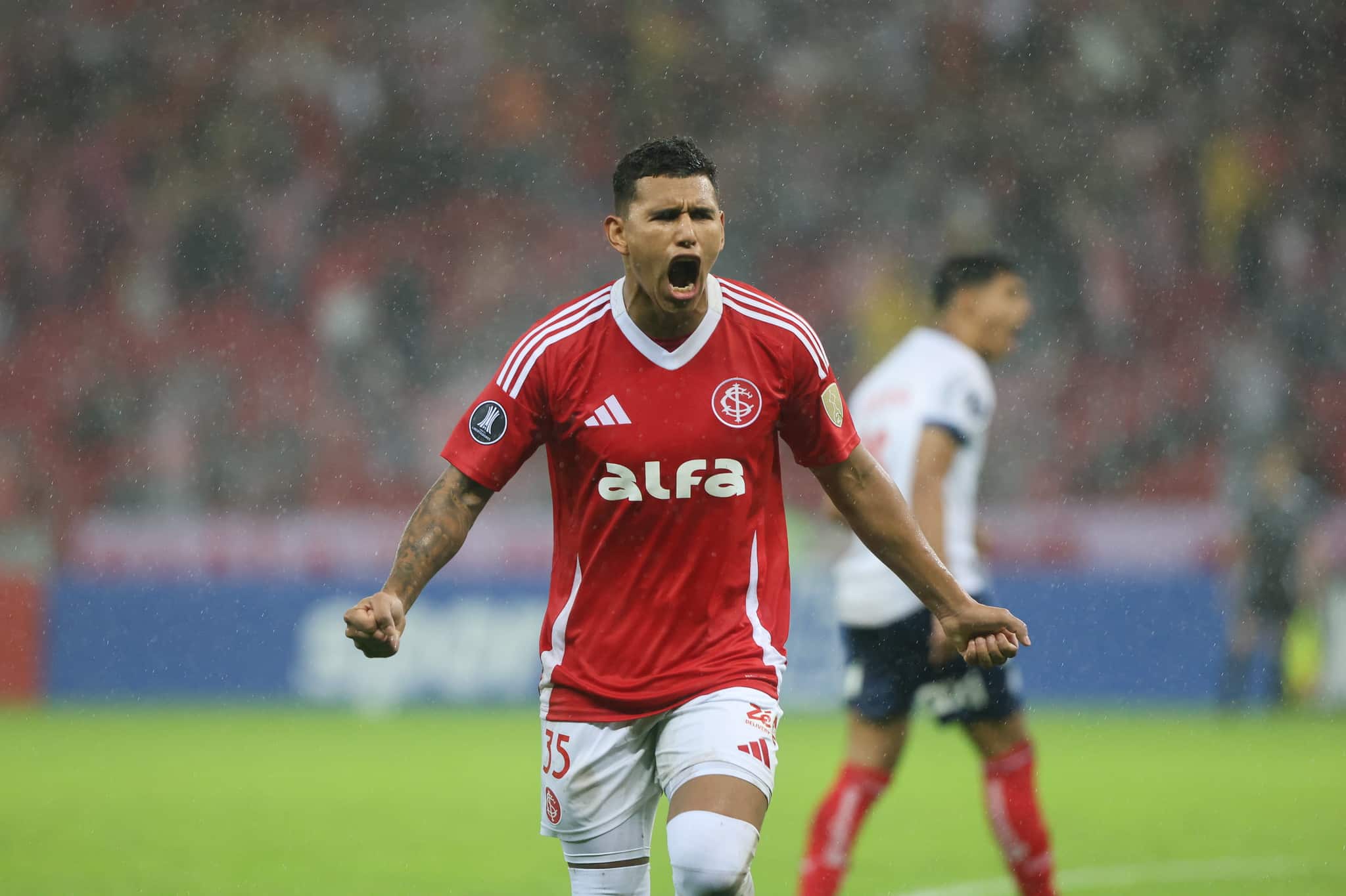 Jogador Brian Aguirre grita, comemorando gol