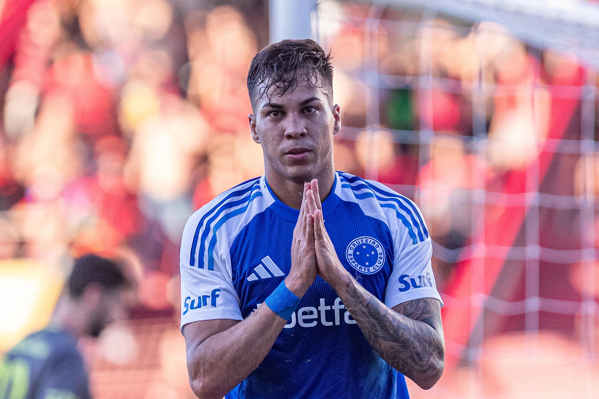 Kaio Jorge, do Cruzeiro, com as mãos juntas