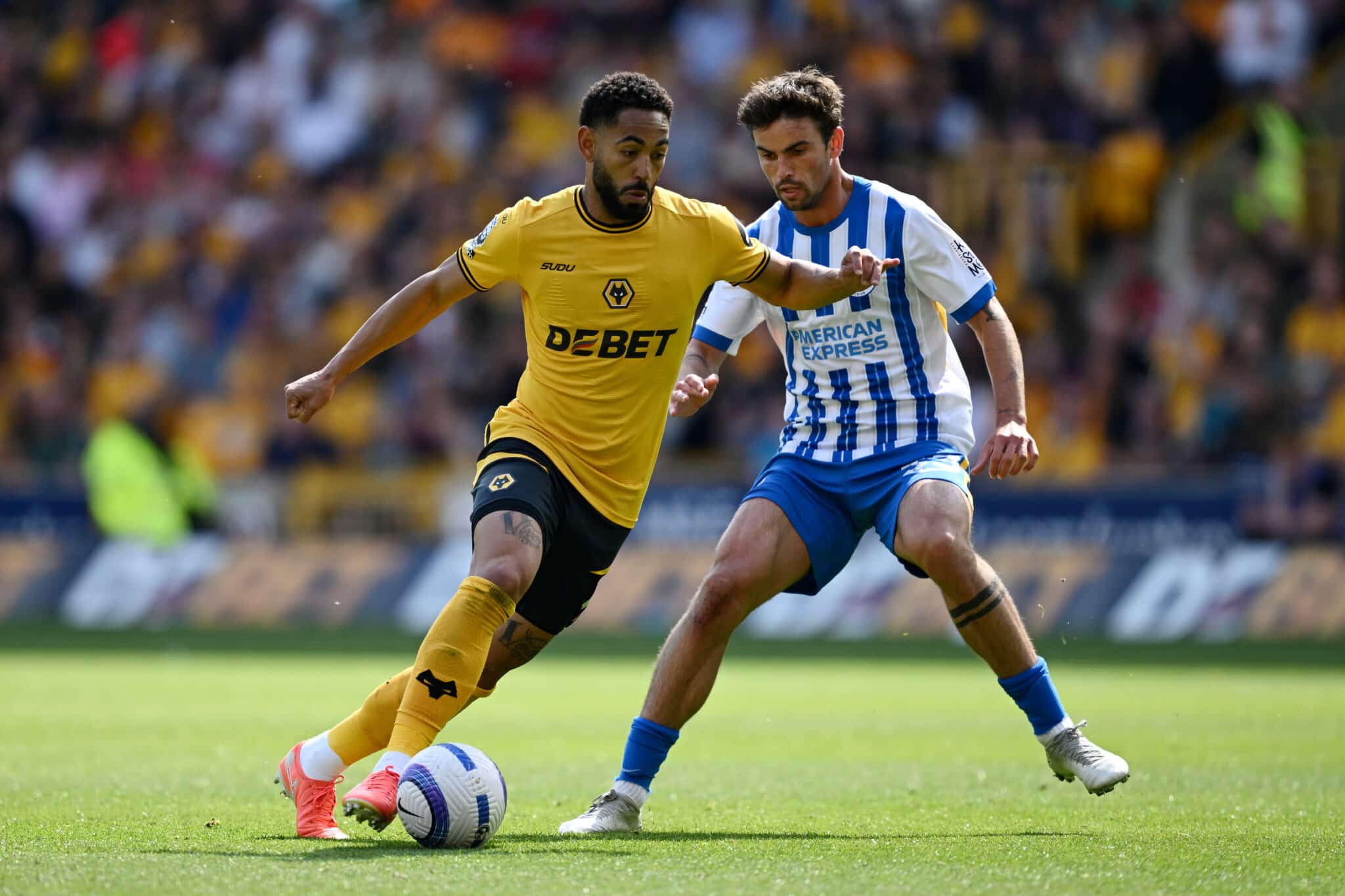 Matheus Cunha com a bola