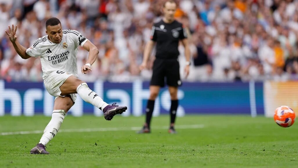 Mbappé chuta de pé direito em cobrança de pênalti