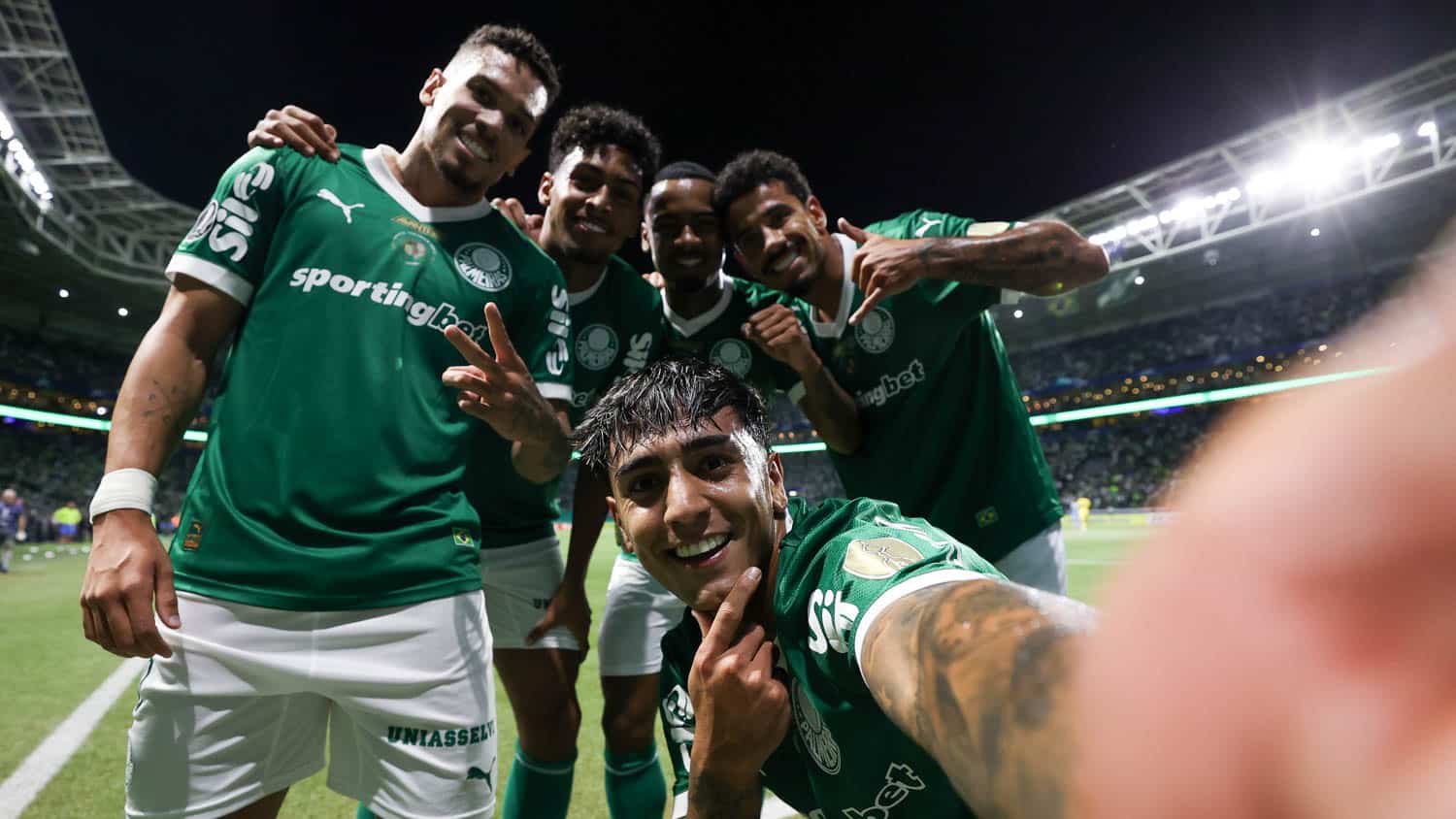 Jogadores do Palmeiras fazem selfie para comemorar gol
