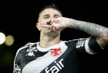 Vegetti beija dedos da mão esquerda em comemoração de gol