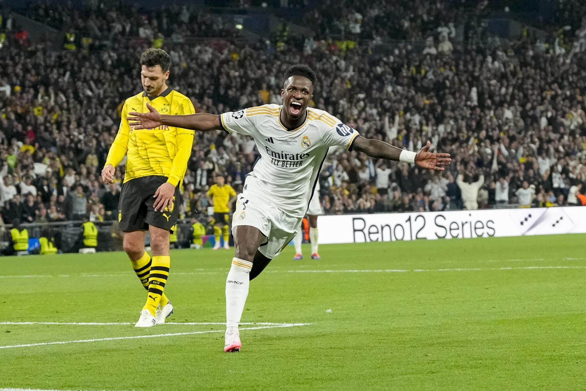 Vinicius Junior corre de braços abertos para comemorar