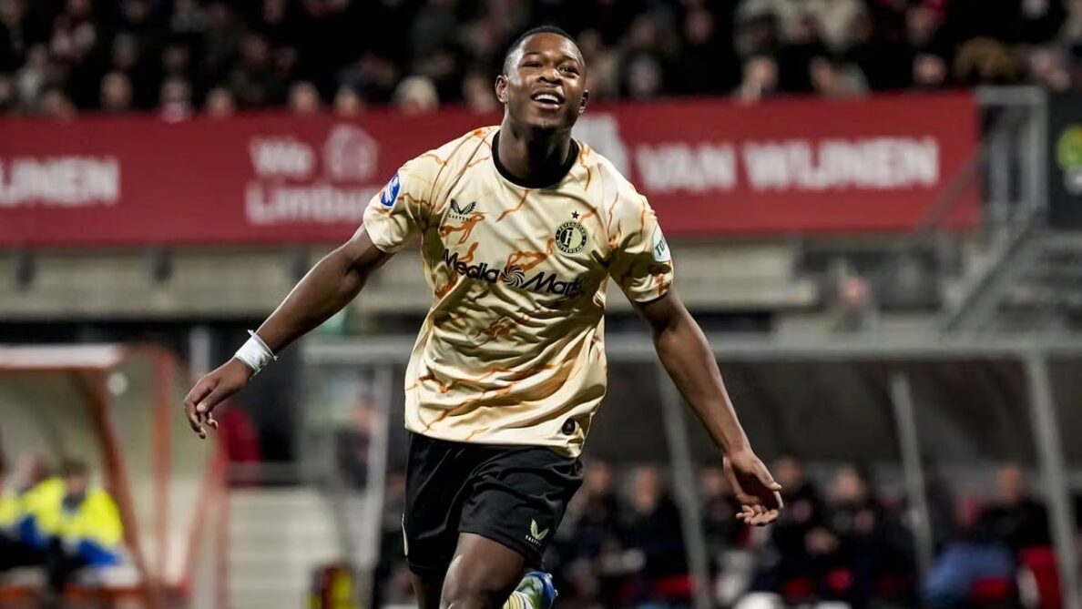 Atacante Zépiqueno comemora gol