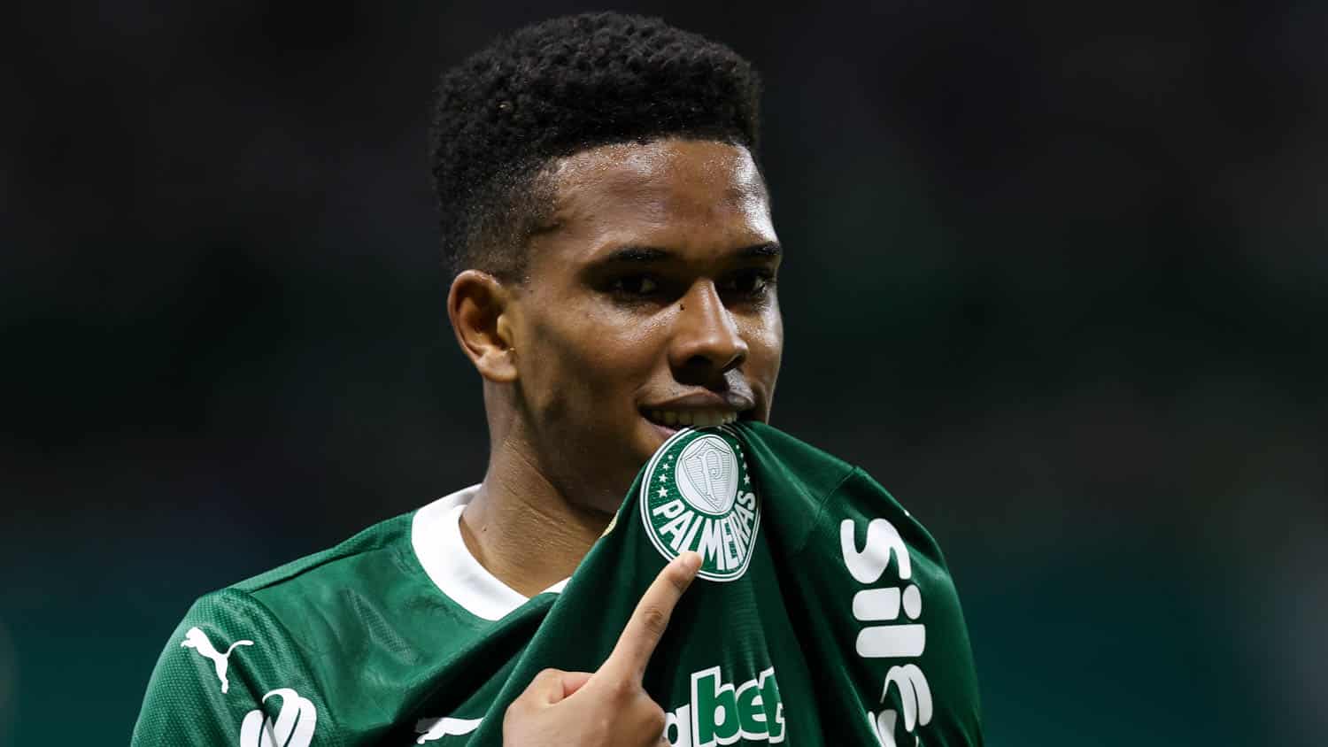 Estêvão comemorando gol pelo Palmeiras