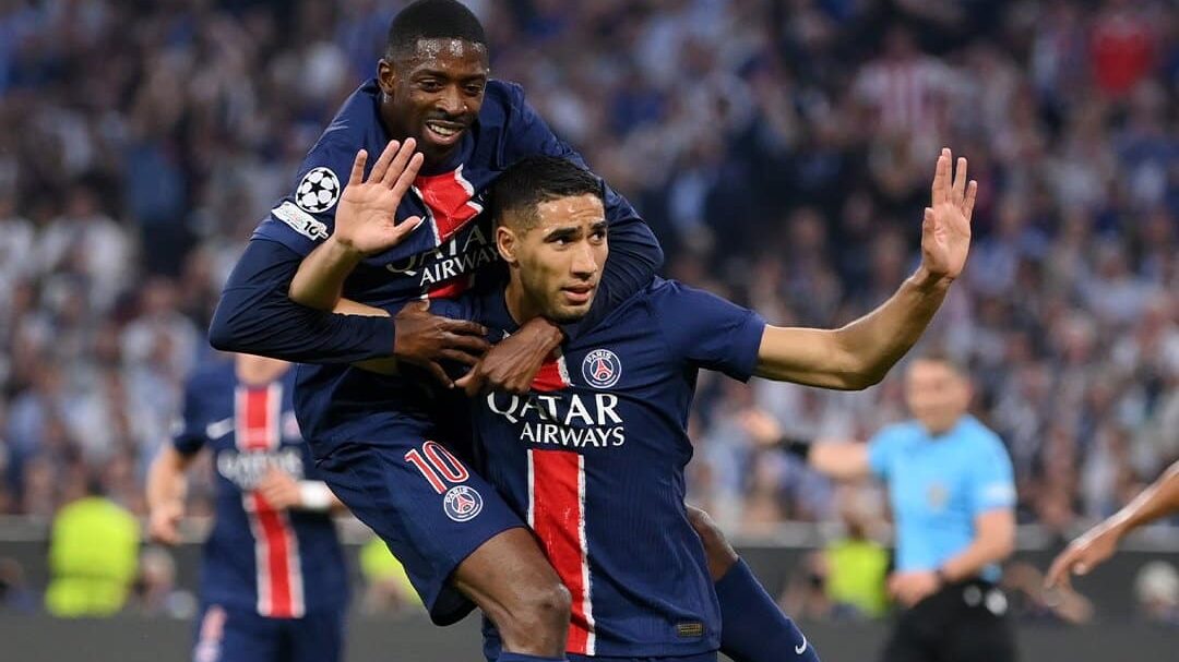 Hakimi com as mãos para o alto, sem comemorar gol