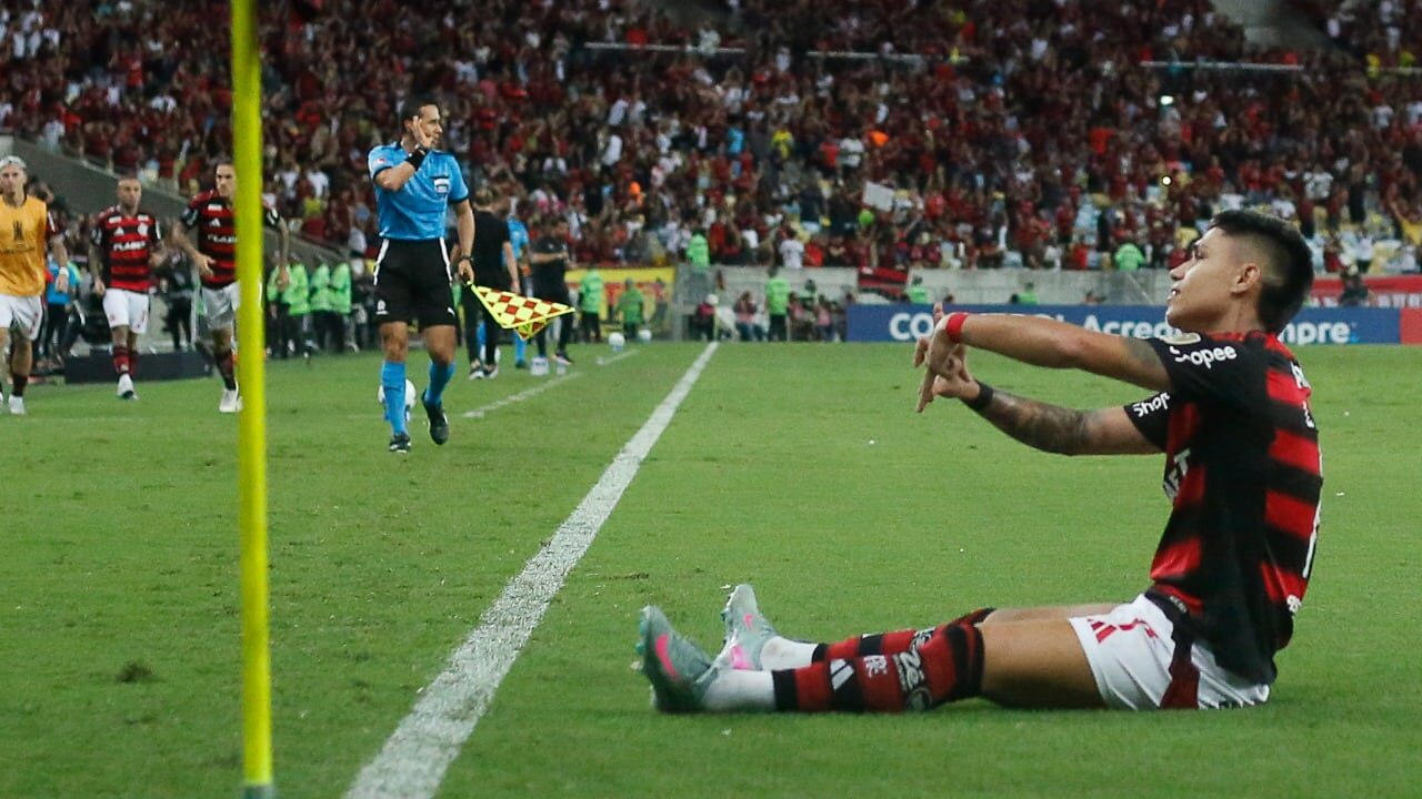 Luiz Araújo comemorando gol pelo Flamengo contra a LDU