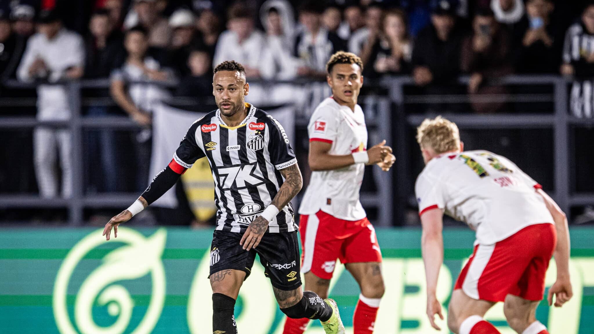 Neymar em ação pelo Santos contra o RB Leipzig