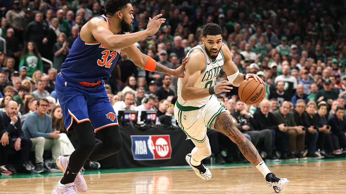 Tatum e Karl-Anthony Towns disputando bola em Celtics x Knicks
